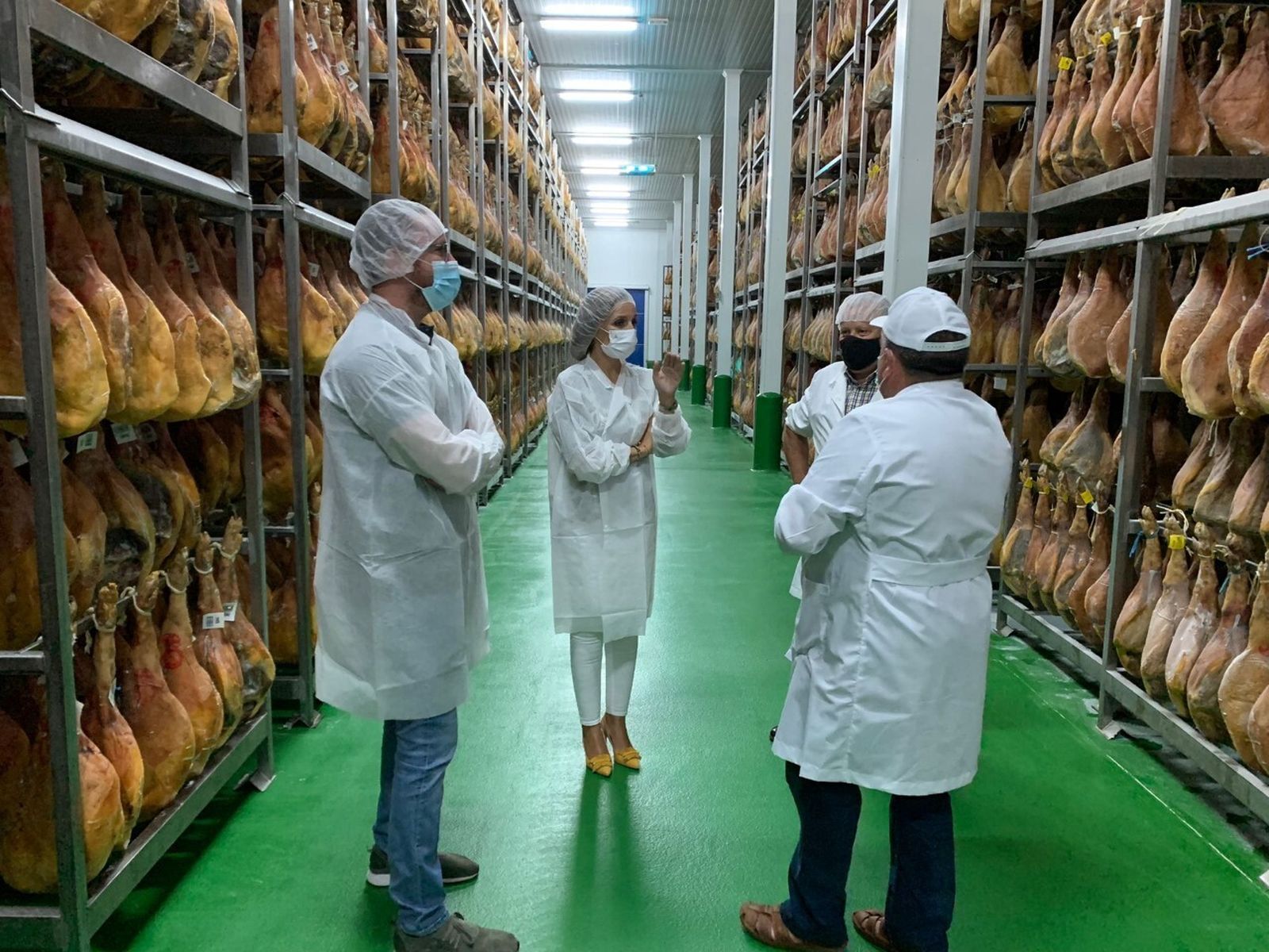 Maribel Sánchez en su visita a la empresa Hijos de Catalina Rodríguez Castaño en Alcóntar