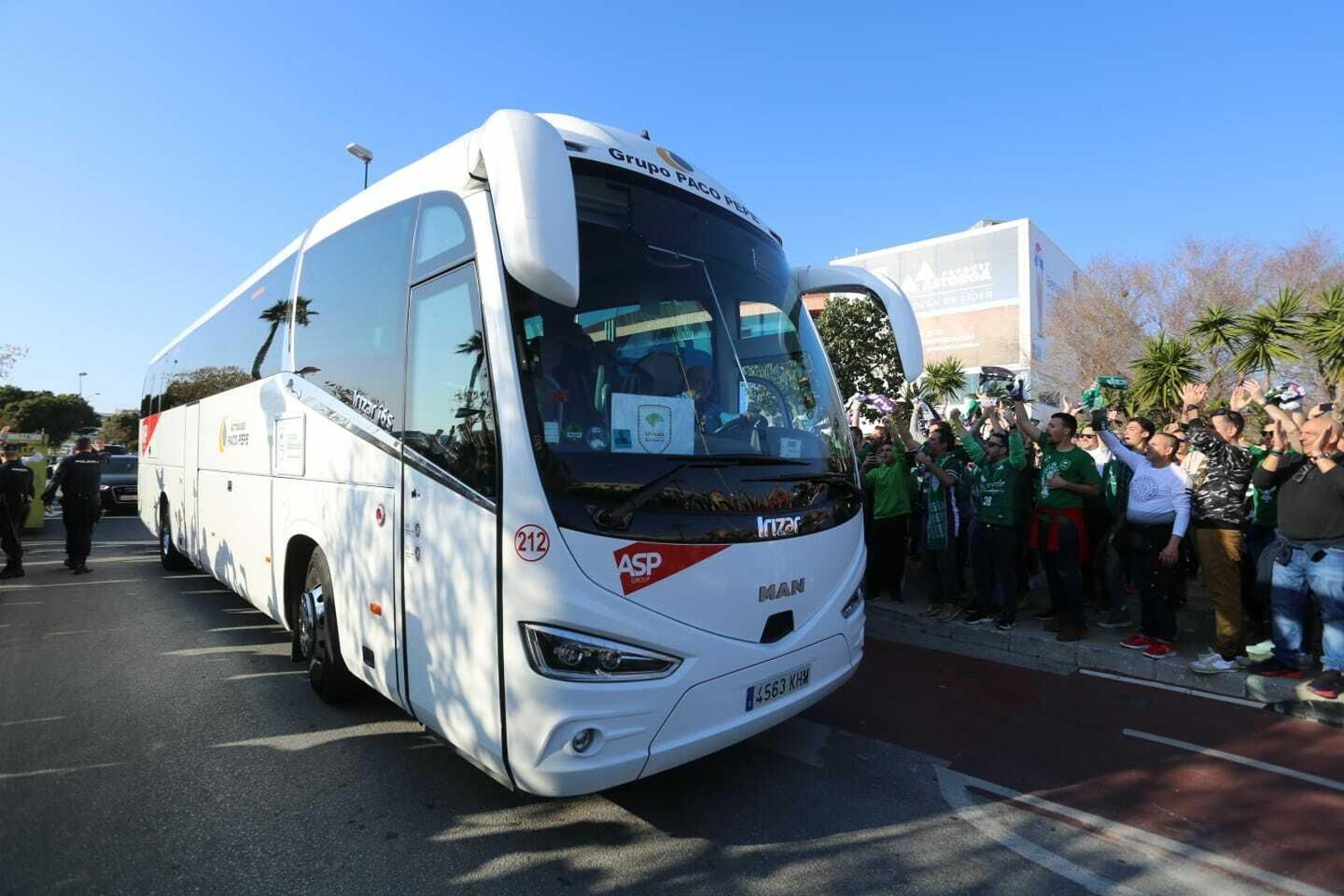 El recibimiento de la afición al Unicaja a su llegada al Martín Carpena para jugar la final de la Copa Del Rey