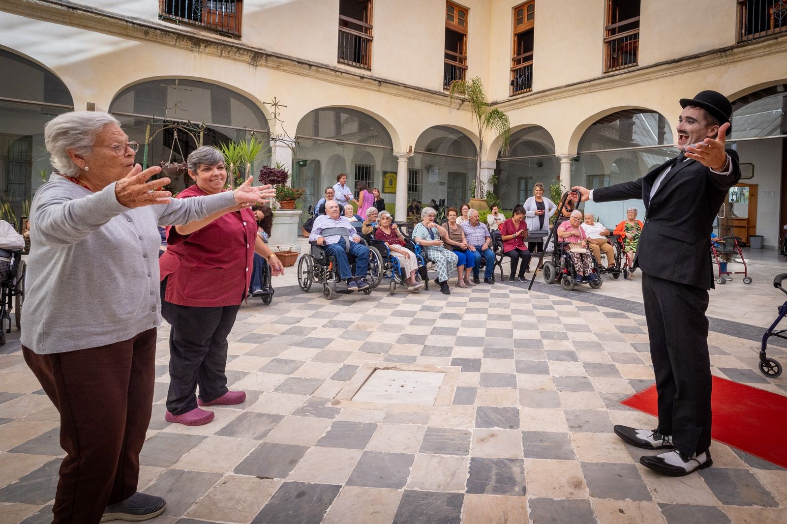 En imágenes, Charlot lleva la magia del cine a la residencia Fragela de Cádiz