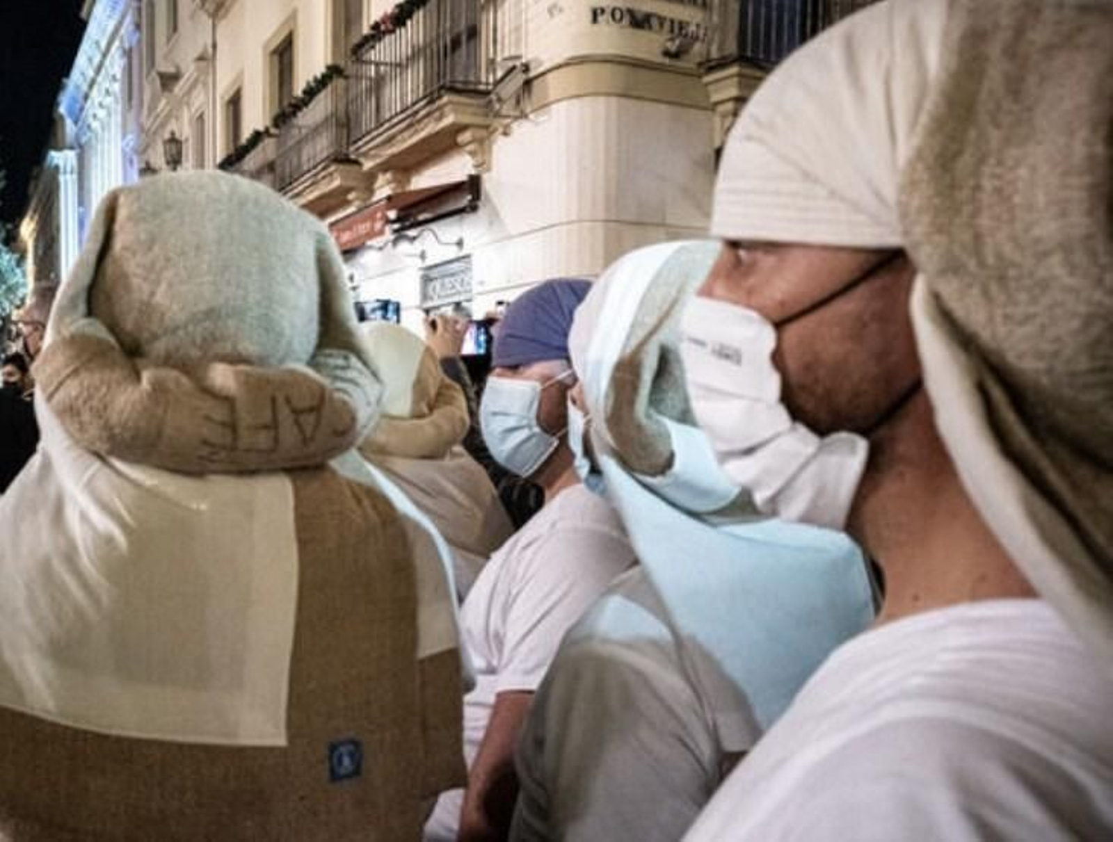 Costaleros con mascarillas en una salida procesional.