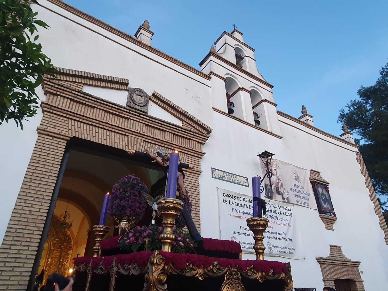 Martes Santo en Castro del Río: La procesión del Cristo de la Salud, en imágenes