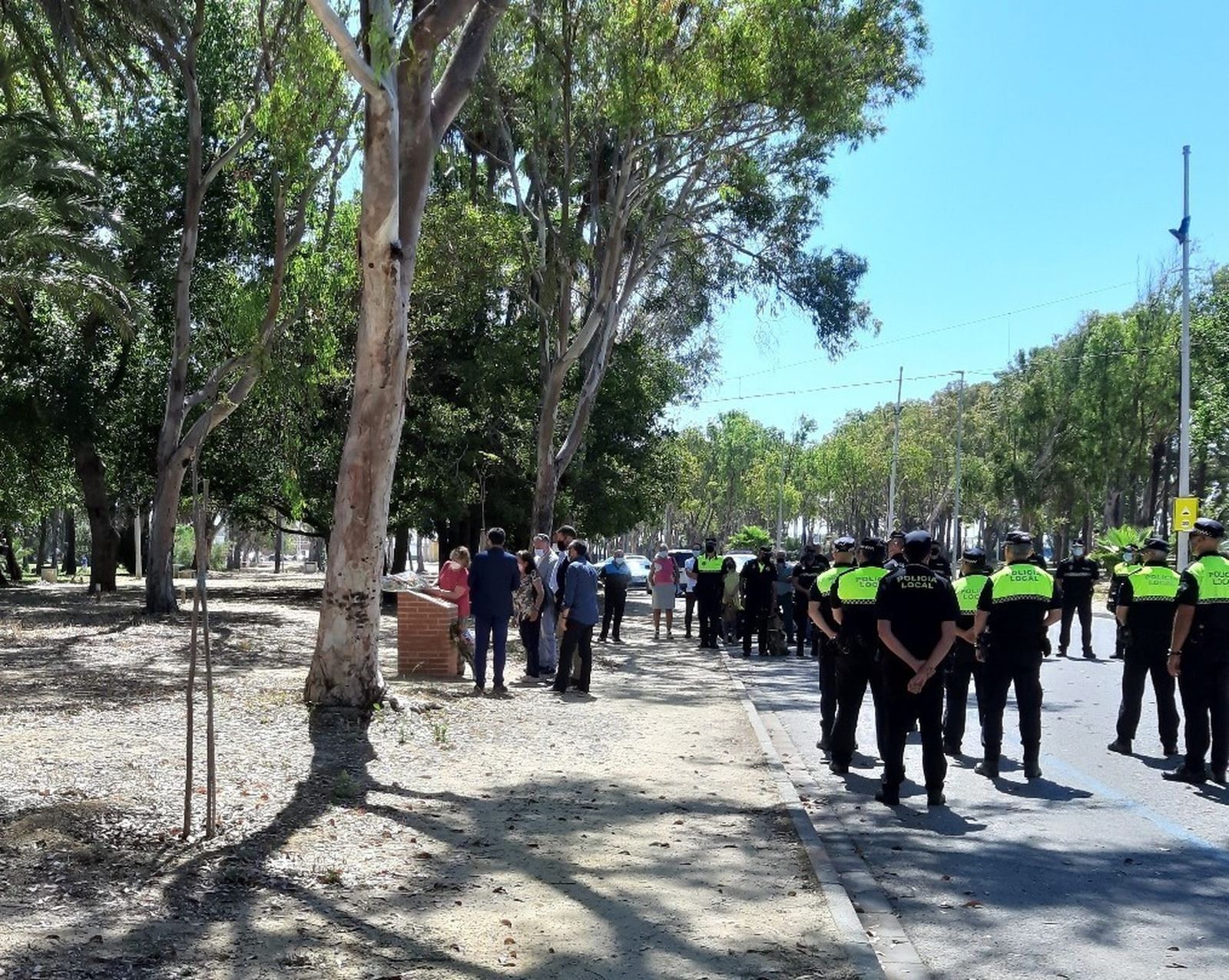 Autoridades y familiares depositan un ramo de flores en el monolito del parque Princesa Sofía