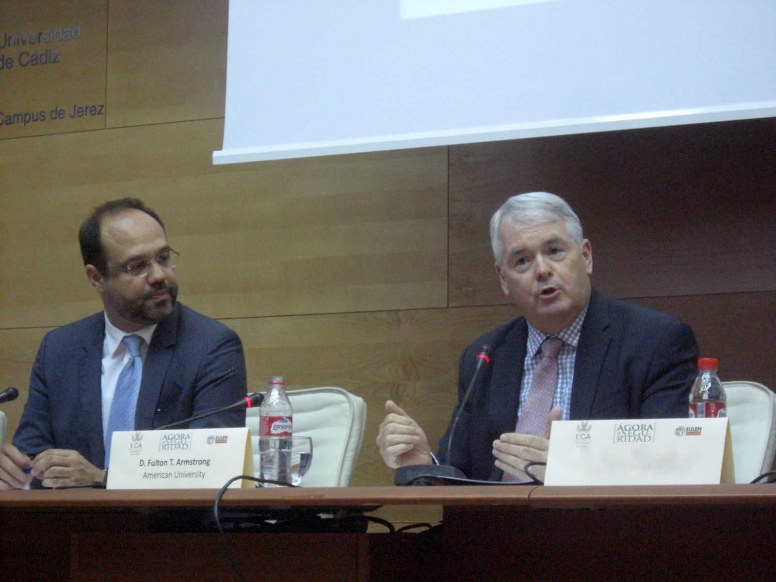 Antonio Díaz, profesor titular de Derecho Público de la Universidad de Cádiz, atiende las explicaciones de Armstrong (derecha), quien actualmente imparte clases en la 'American University'.