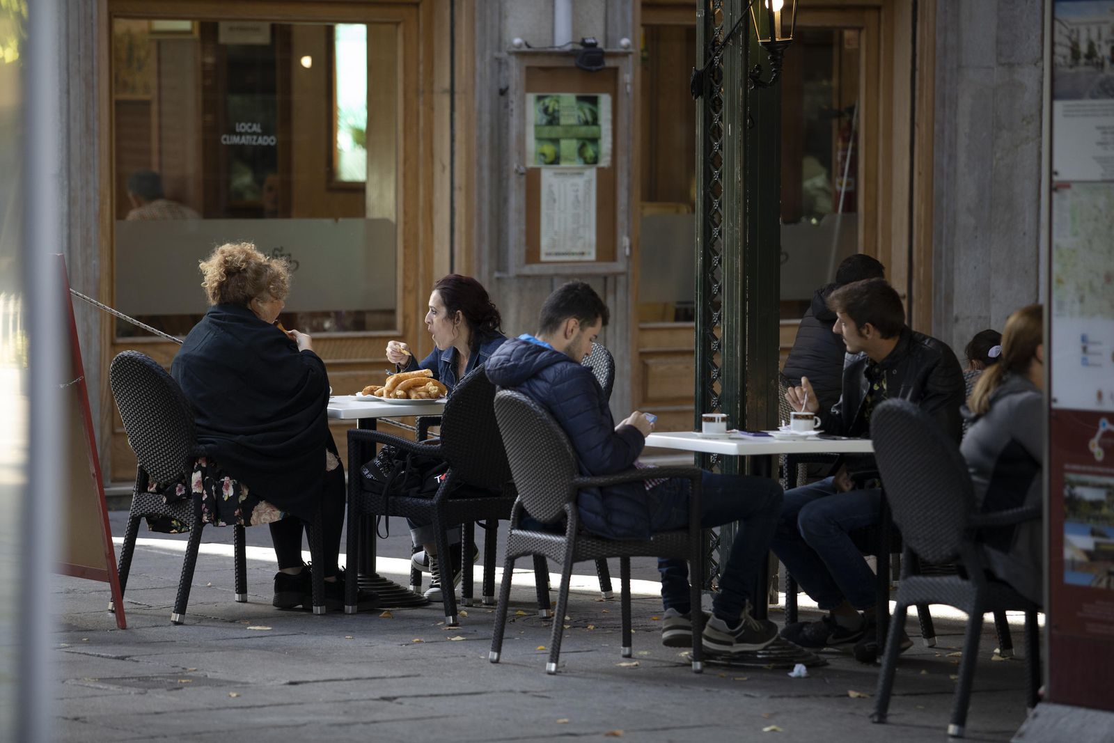 Fotos de cafeterías, parques y la 'Marcha Verde' vacía en el domingo de Granada