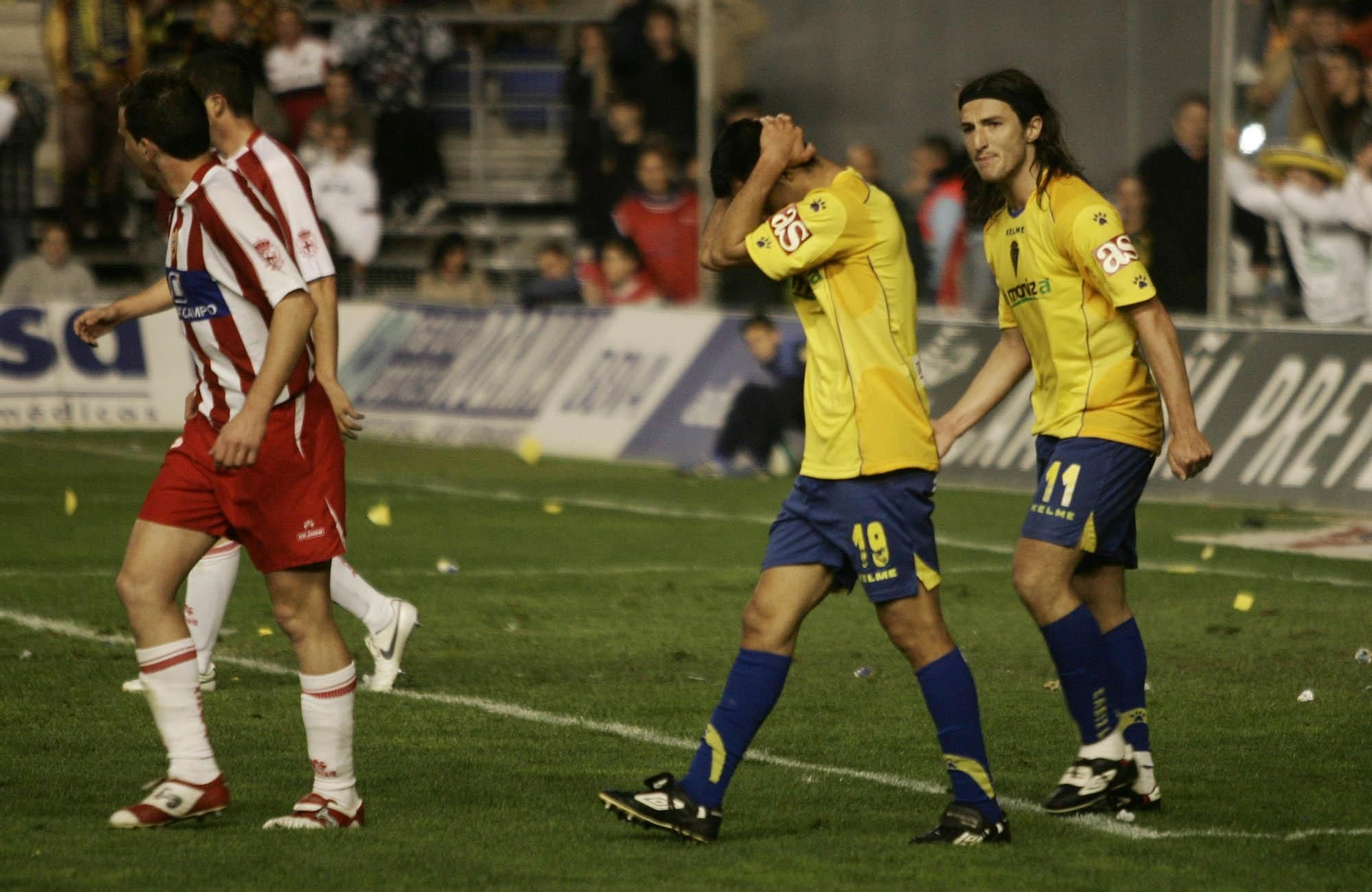 Sesma se lamenta junto a Pavoni en el Cádiz-Almería de la 2006/07.