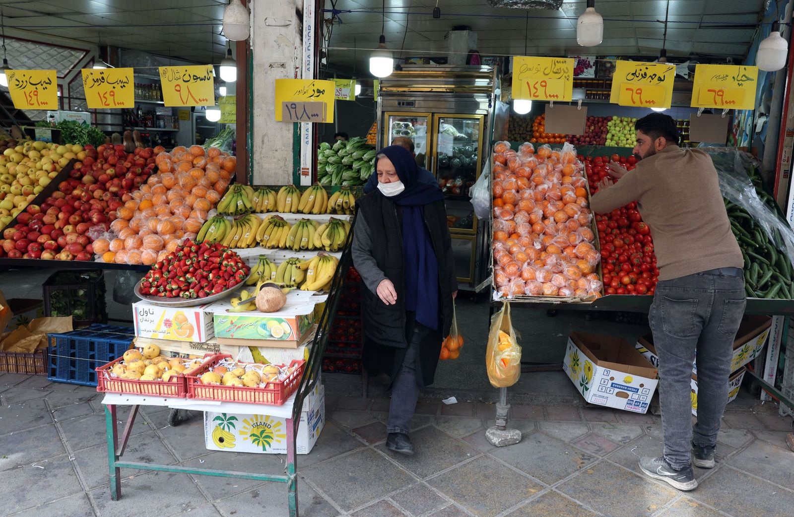 La vida sigue entre los habitantes de Teherán: compras, trabajos, pasear al perro...