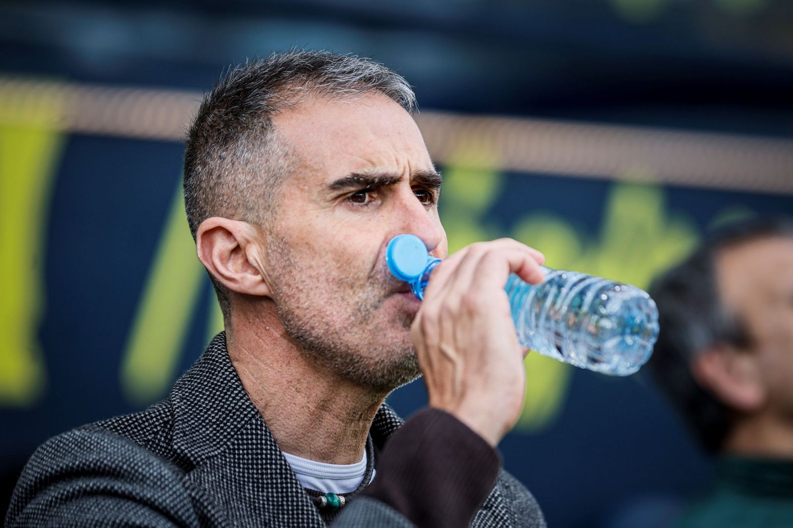 Garitano bebe agua antes del partido contra el Almería.