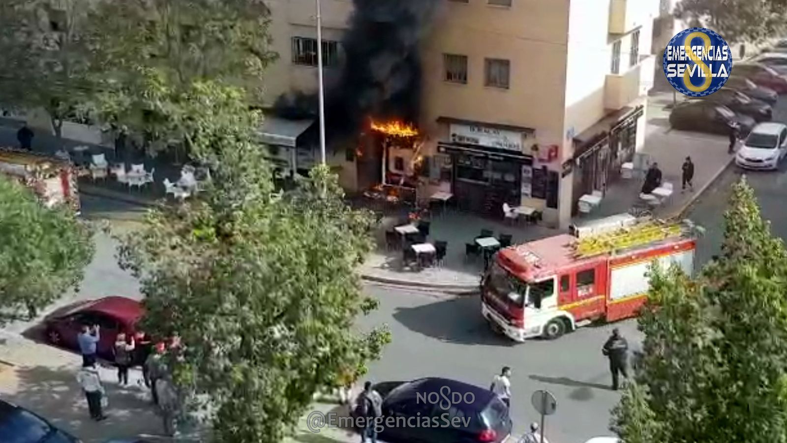 El bar en llamas, con los Bomberos llegando.