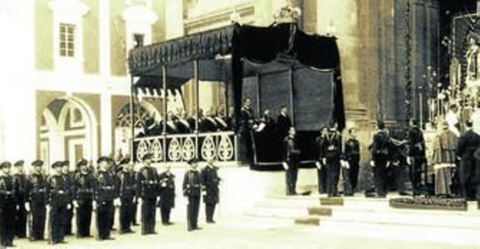 El rey Alfonso XIII acude a San Fernando a la jura de bandera de su hijo Juan, padre de Juan Carlos I, en 1930.