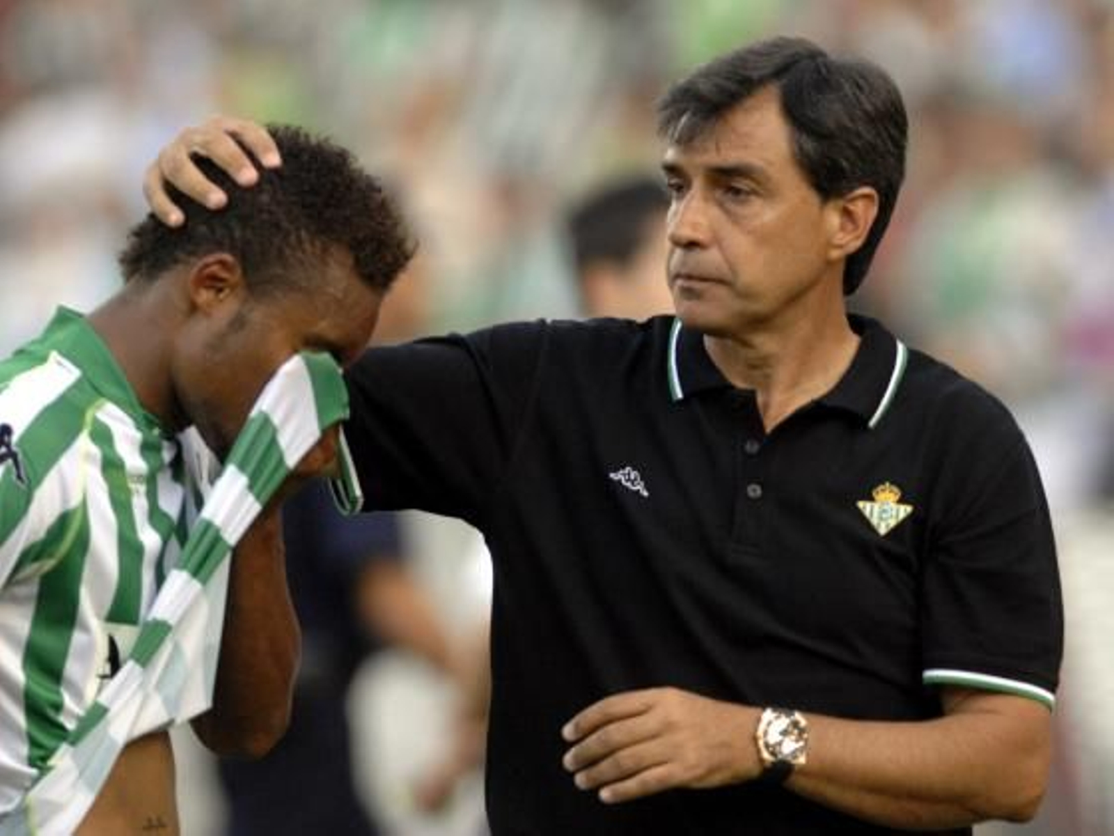 El técnico bético, José María Nogués, trata de consolar a Nelson, que se cubre la cara con la camiseta.