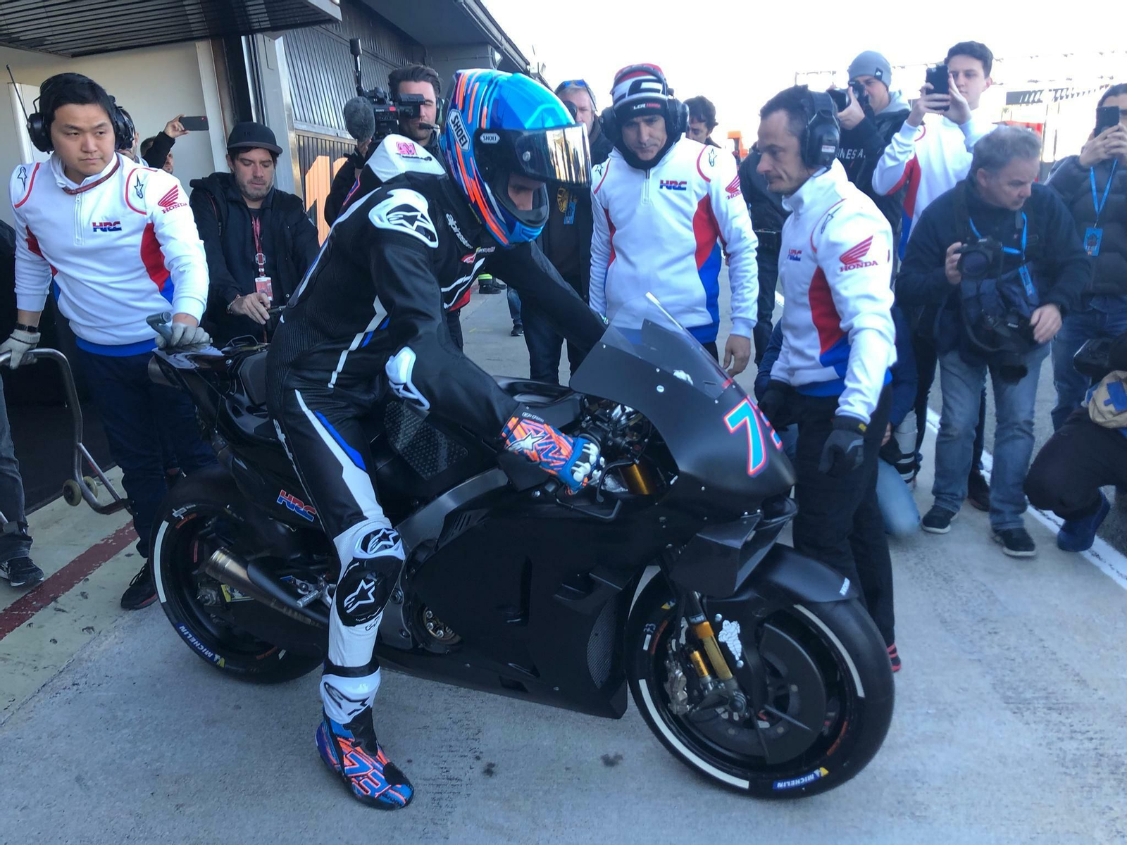 Álex Márquez, en el momento de salir del box de Honda. Álex Márquez, en el momento de salir del box de Honda.