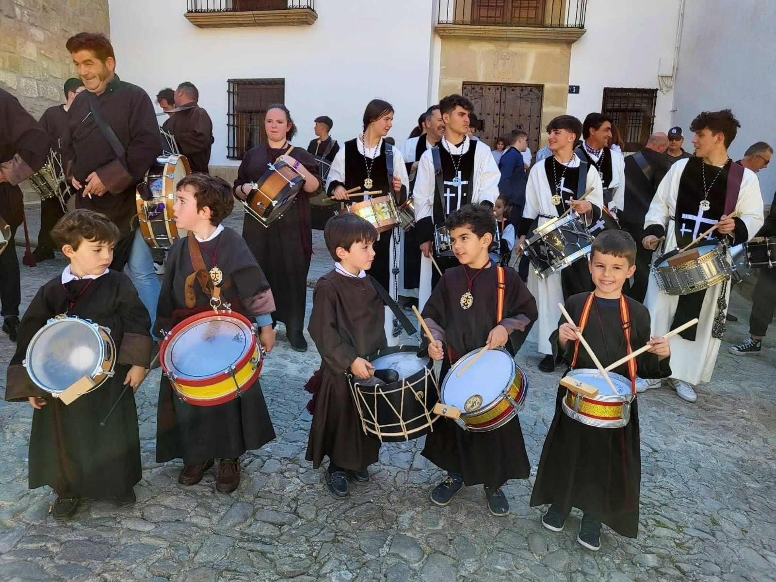 Participantes de todas las edades se citan cada Sábado Santo con sus tambores en Baeza.