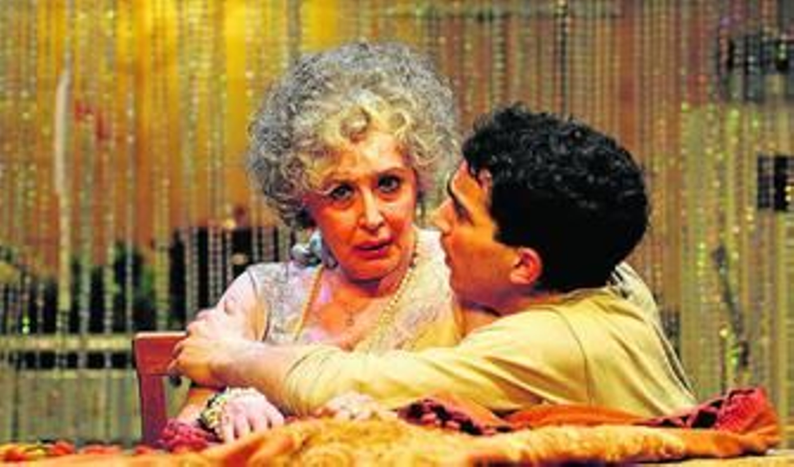 Concha Velasco y Rubén de Eguía, en 'La vida por delante'.