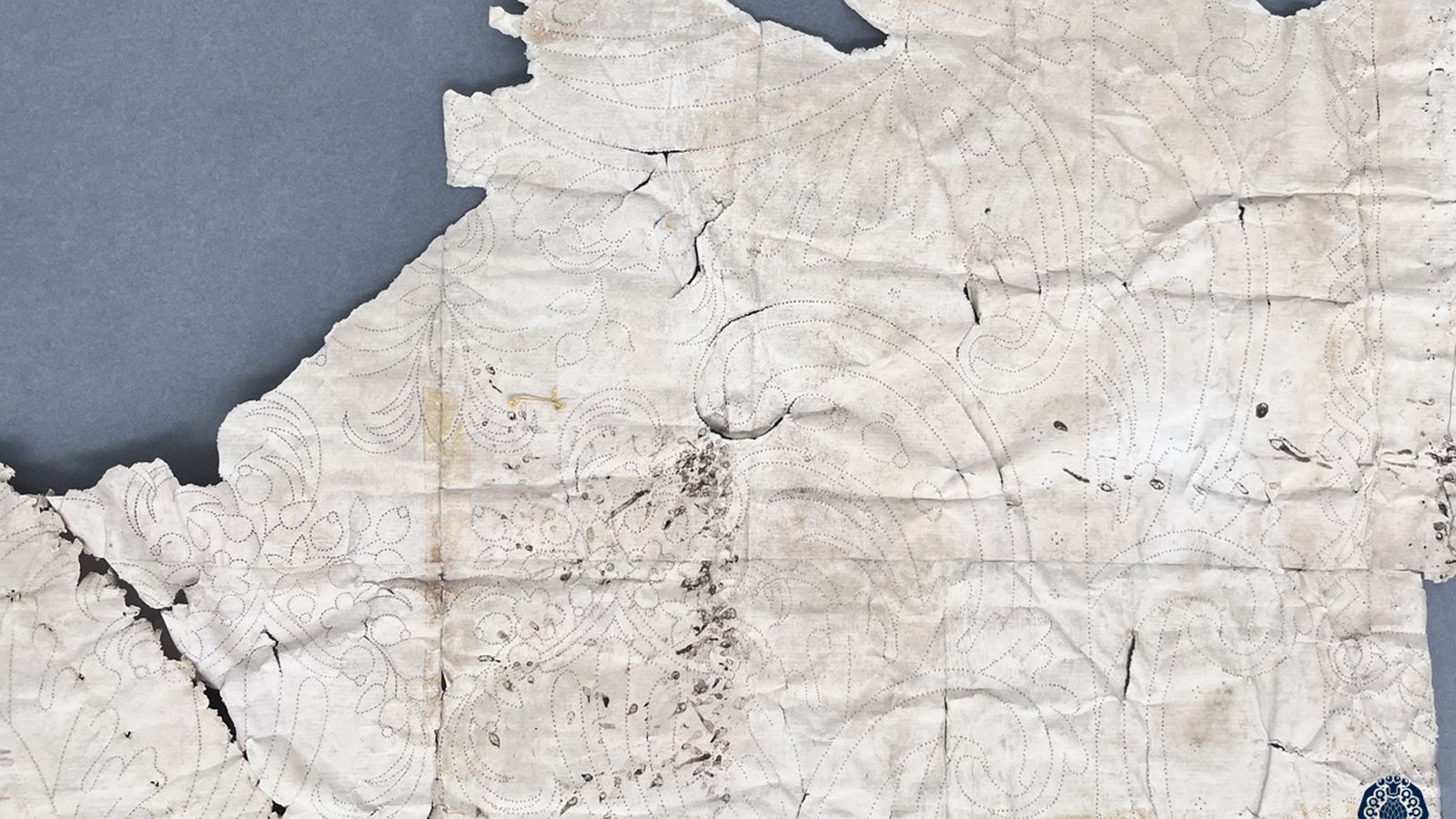 El terno está fechado en el siglo XVIII si bien la pieza utrerana es del XIX