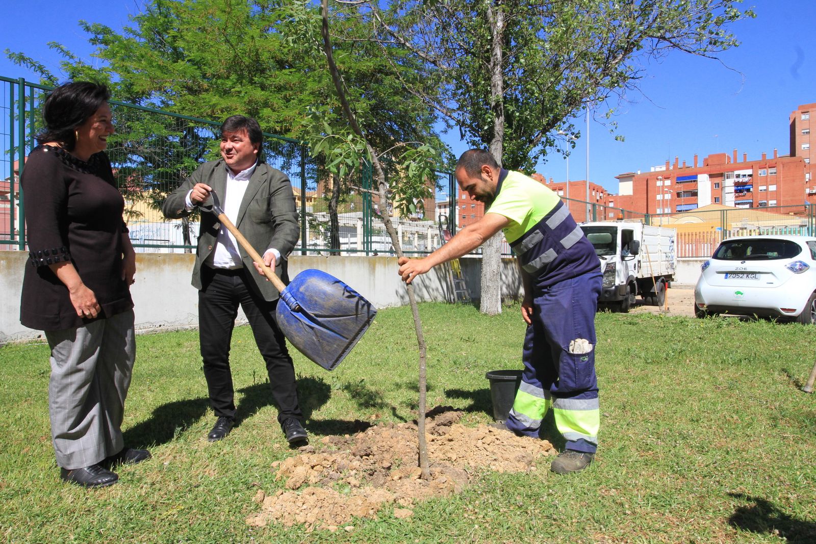 Imágenes de la plantación de árboles llevada a cabo en el colegio Los Rosales, con motivo del incendio del año pasado