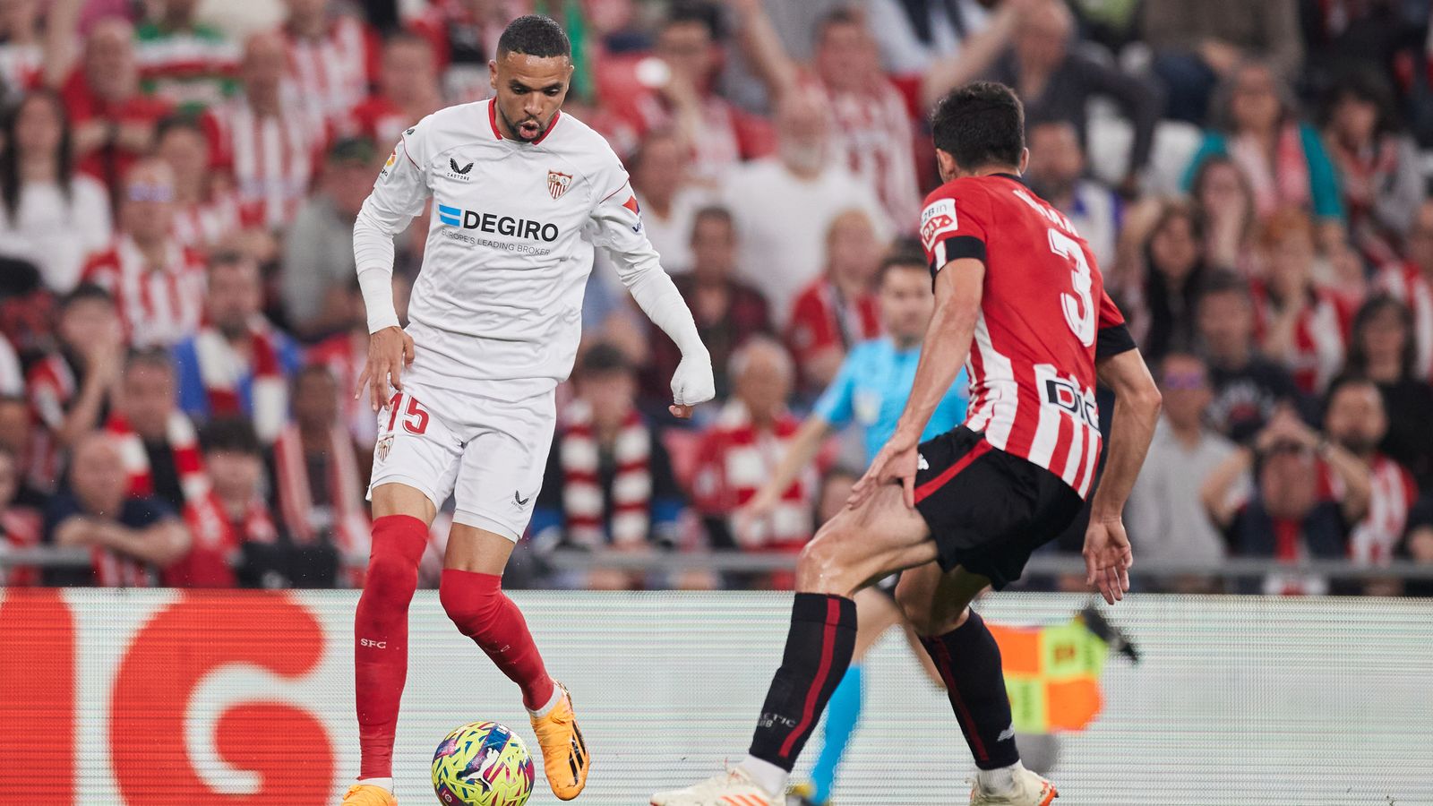 En-Nesyri trata de superar a Vivian.