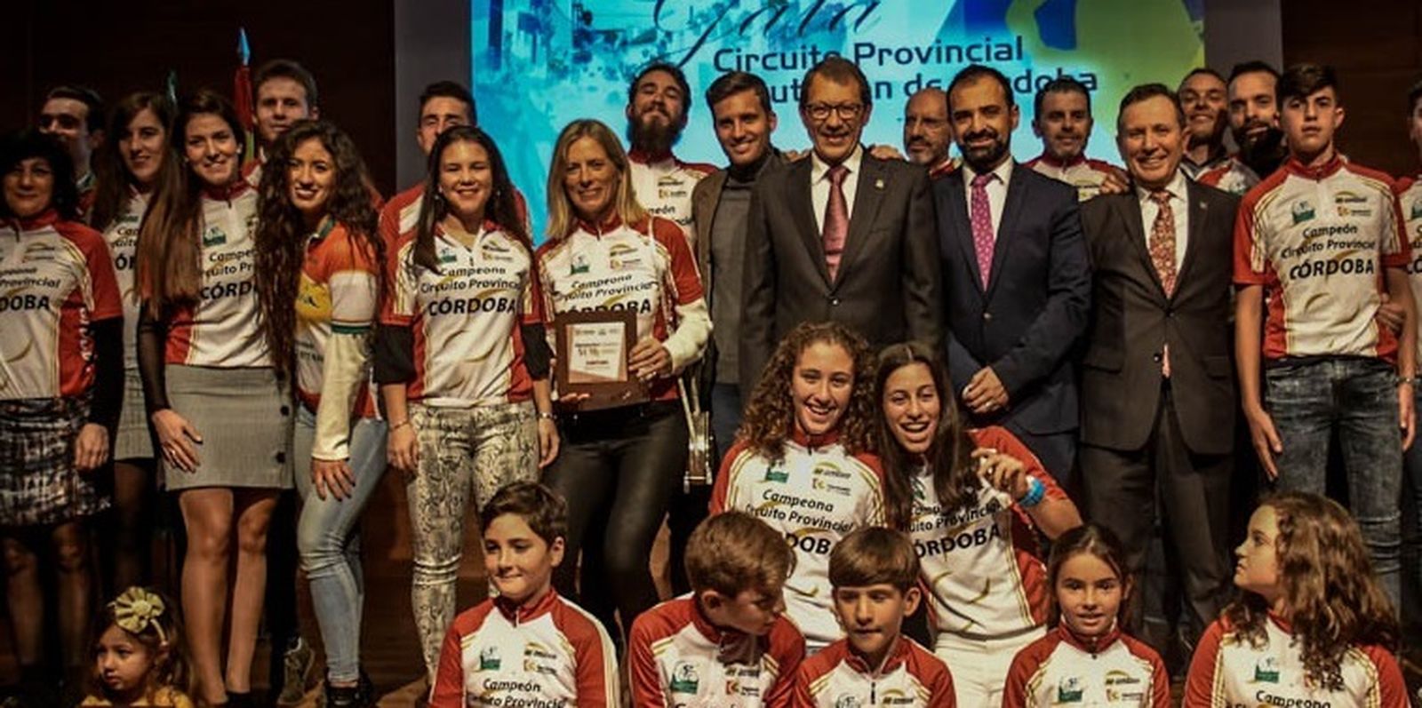 Varios premiados de una edición anterior de la Gala del Ciclismo Cordobés.