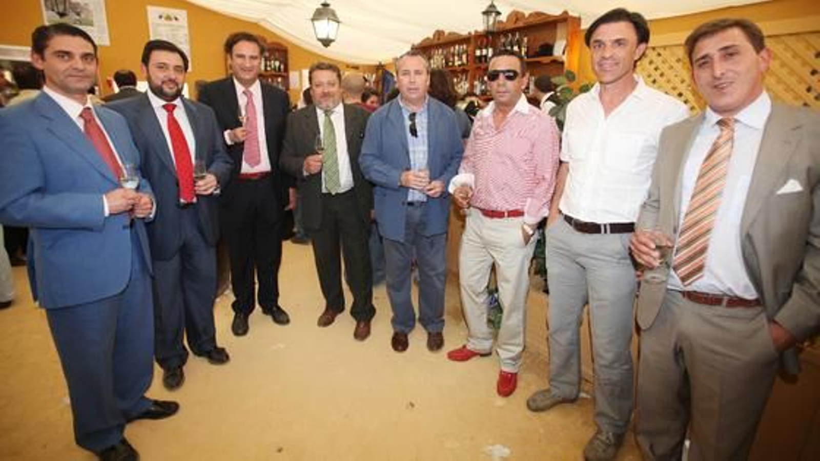 Benajamín Sánchez, José María Resa y Juan Luis Vargas con miembros de Cycler Servicios y Panisol

Foto: Vanesa Lobo