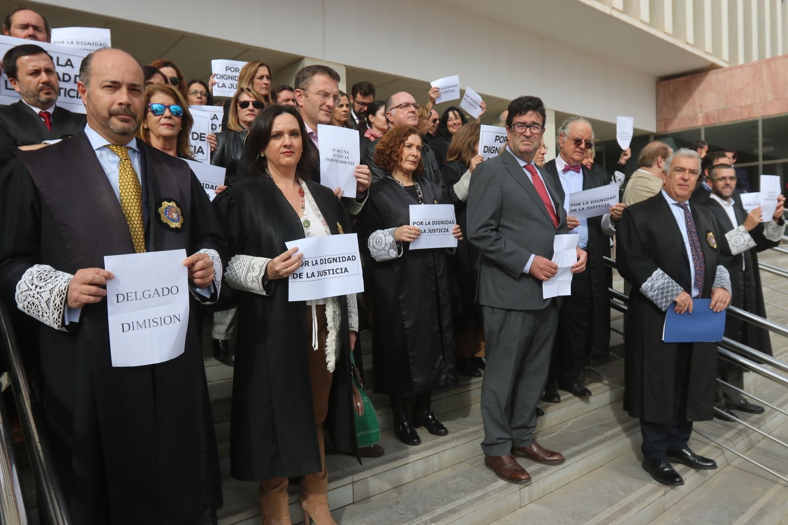 La concentración, este lunes, a las puertas de la Ciudad de la Justicia.