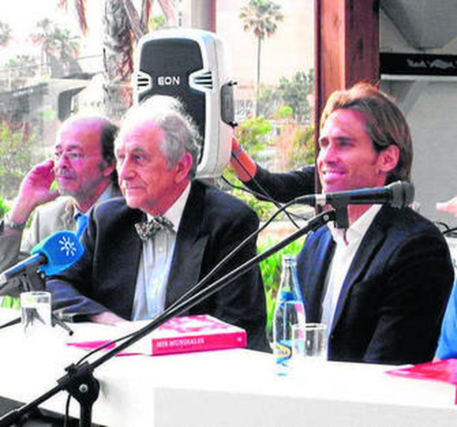 Inocencio Arias entre Miguel Naveros y Miguel Ángel Corona en La Térmica.