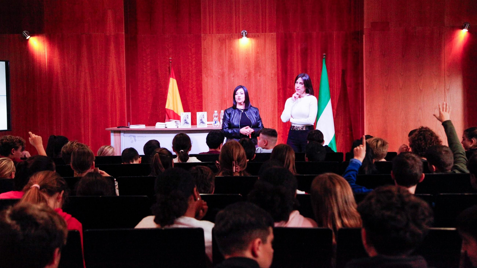 El acto que la alcaldesa de Armilla, Loli Cañavate, ha llevado a cabo con motivo del Día de la Constitución Española