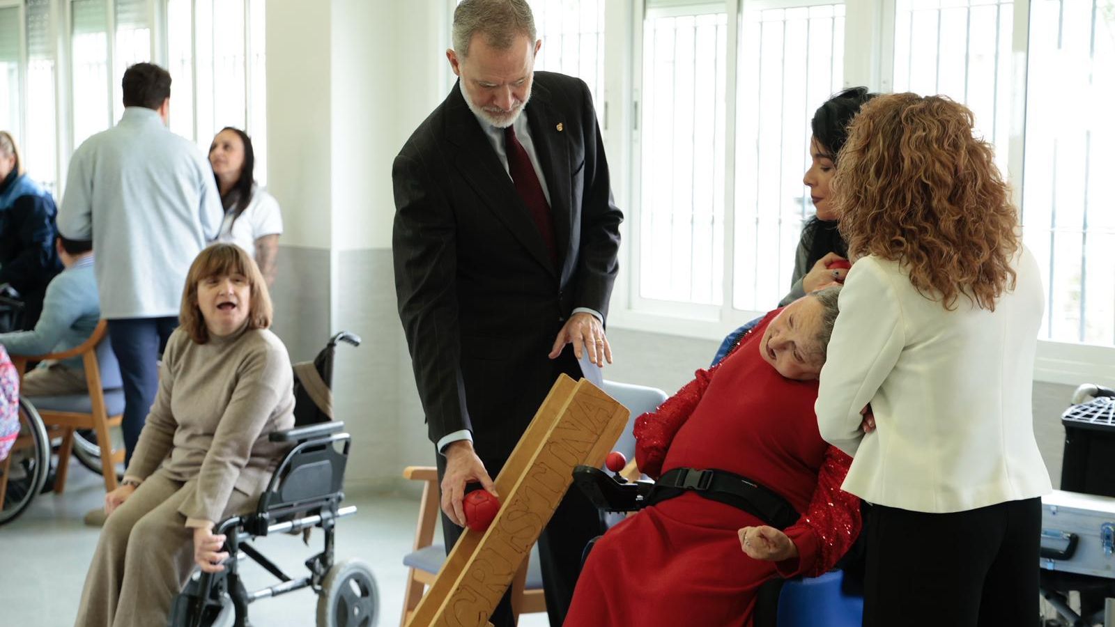 Felipe VI participa en las actividades del taller de psicomotricidad en el centro.