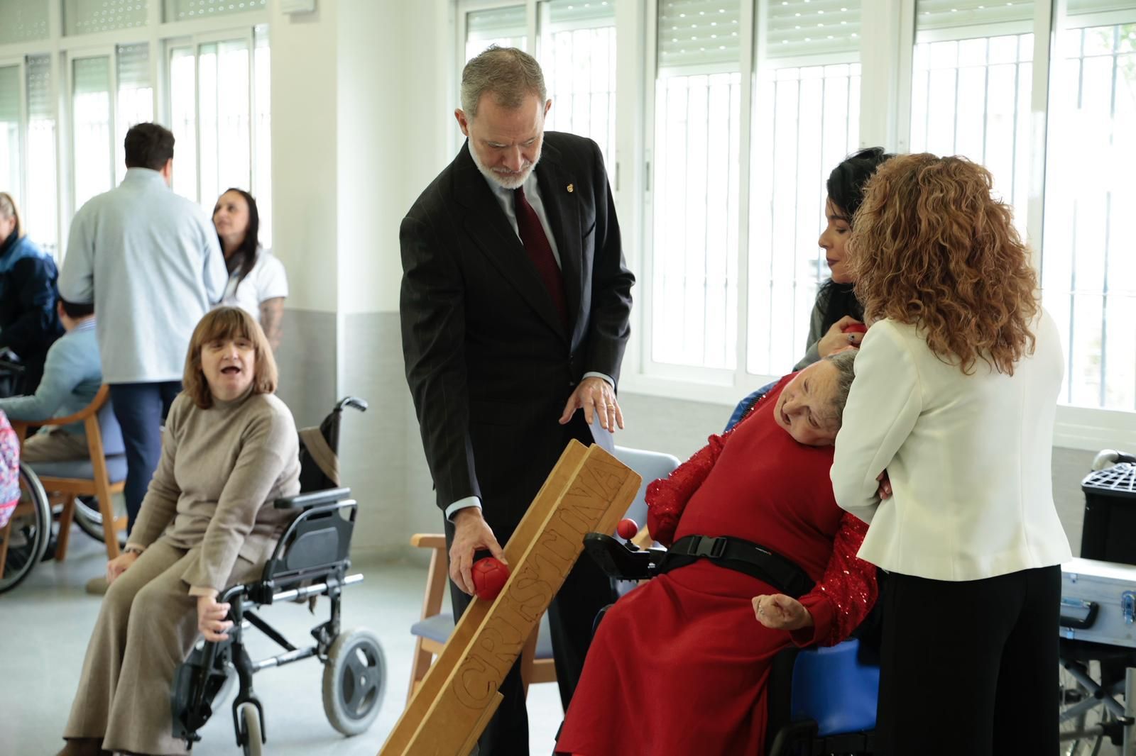 La visita de Felipe VI al centro ASPACE Sevilla, en imágenes
