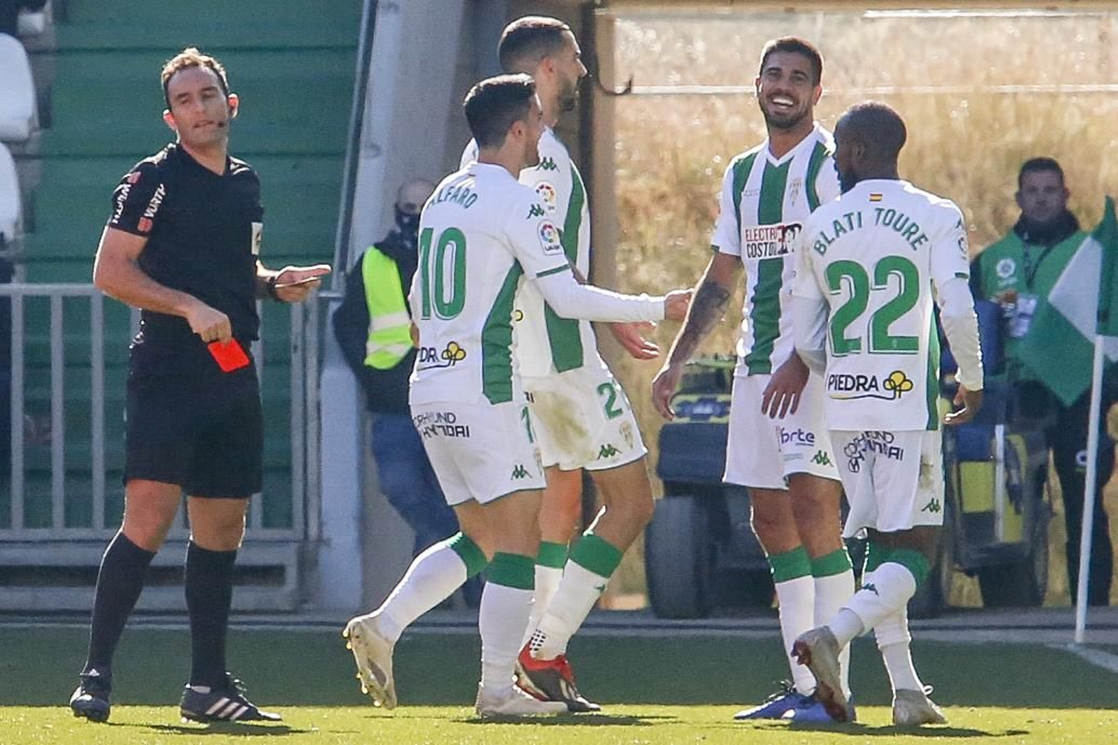 Arcediano Monescillo muestra la roja a Aythami en el duelo ante el Rayo Majadahonda.