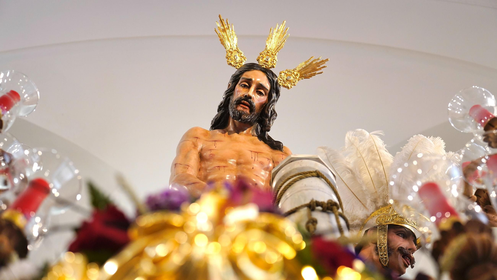 Preparativos de la Hermandad de la Columna de Algeciras ante el Lunes Santo, en imágenes