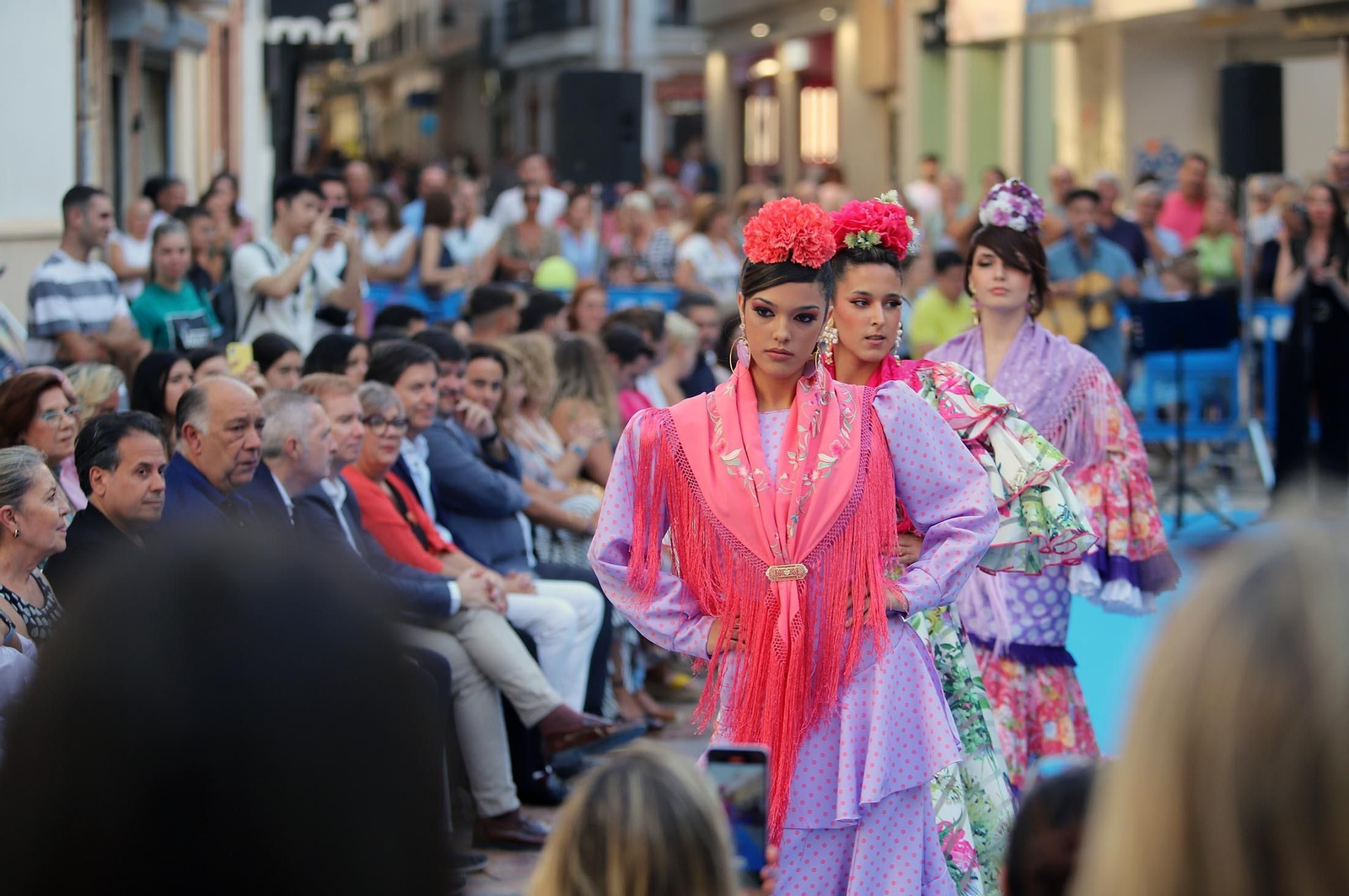 Imágenes de Huelva en blanco y azul, la noche del comercio