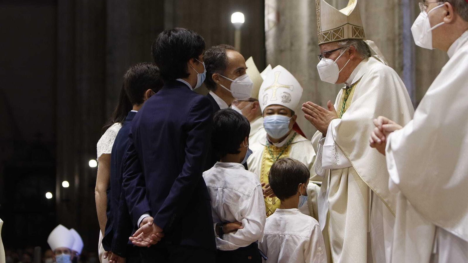 Un matrimonio sevillano saluda a su nuevo pastor.