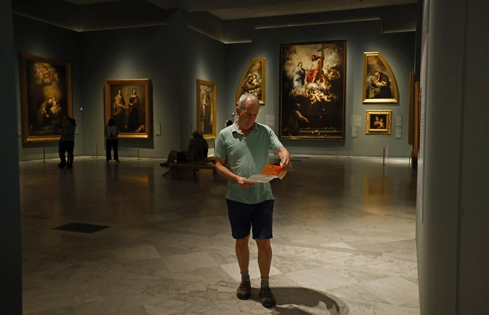 Visitantes en el Museo de Bellas Artes con motivo de la jornada de puertas abiertas por el Día Mundial del Turismo.