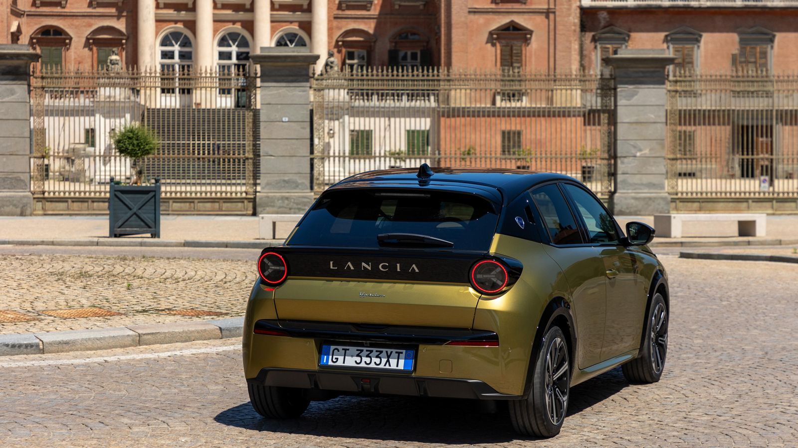 Si visto de frente su aspecto lo distingue mucho de otros coches con la misma plataforma como punto de partida, desde atrás el Ypsilon entronca con su pasado, recordando a coches como el Stratos con esos pilotos circulares.
