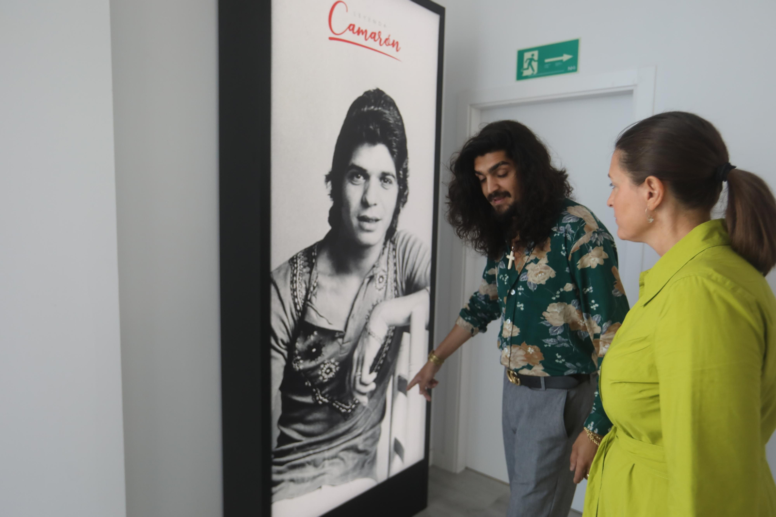 El cantaor flamenco Israel Fernández visita el Museo Camarón en San Fernando