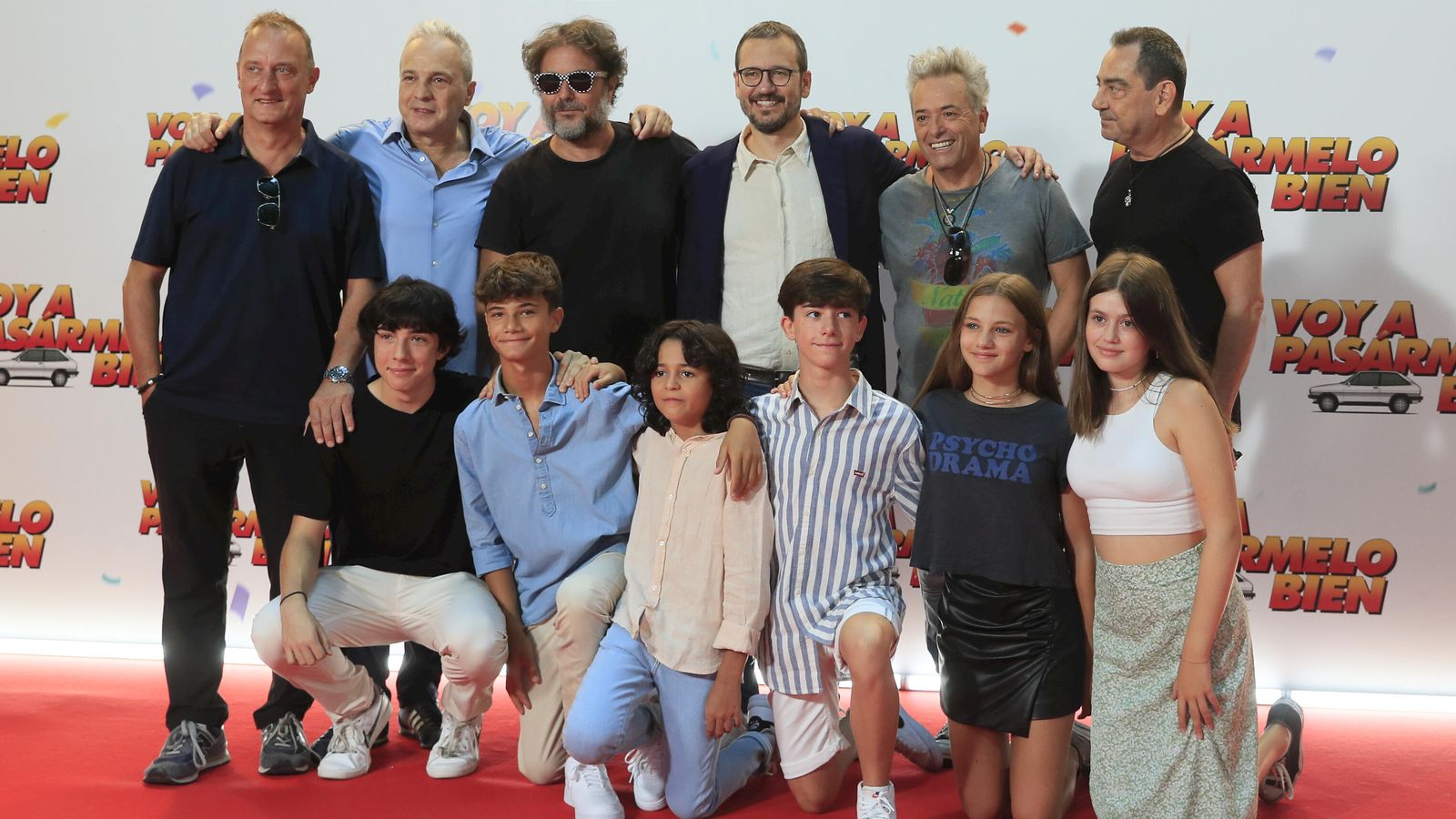 David Serrano entre los Hombrs G y los jóvenes actores de 'Voy a pasármelo bien'