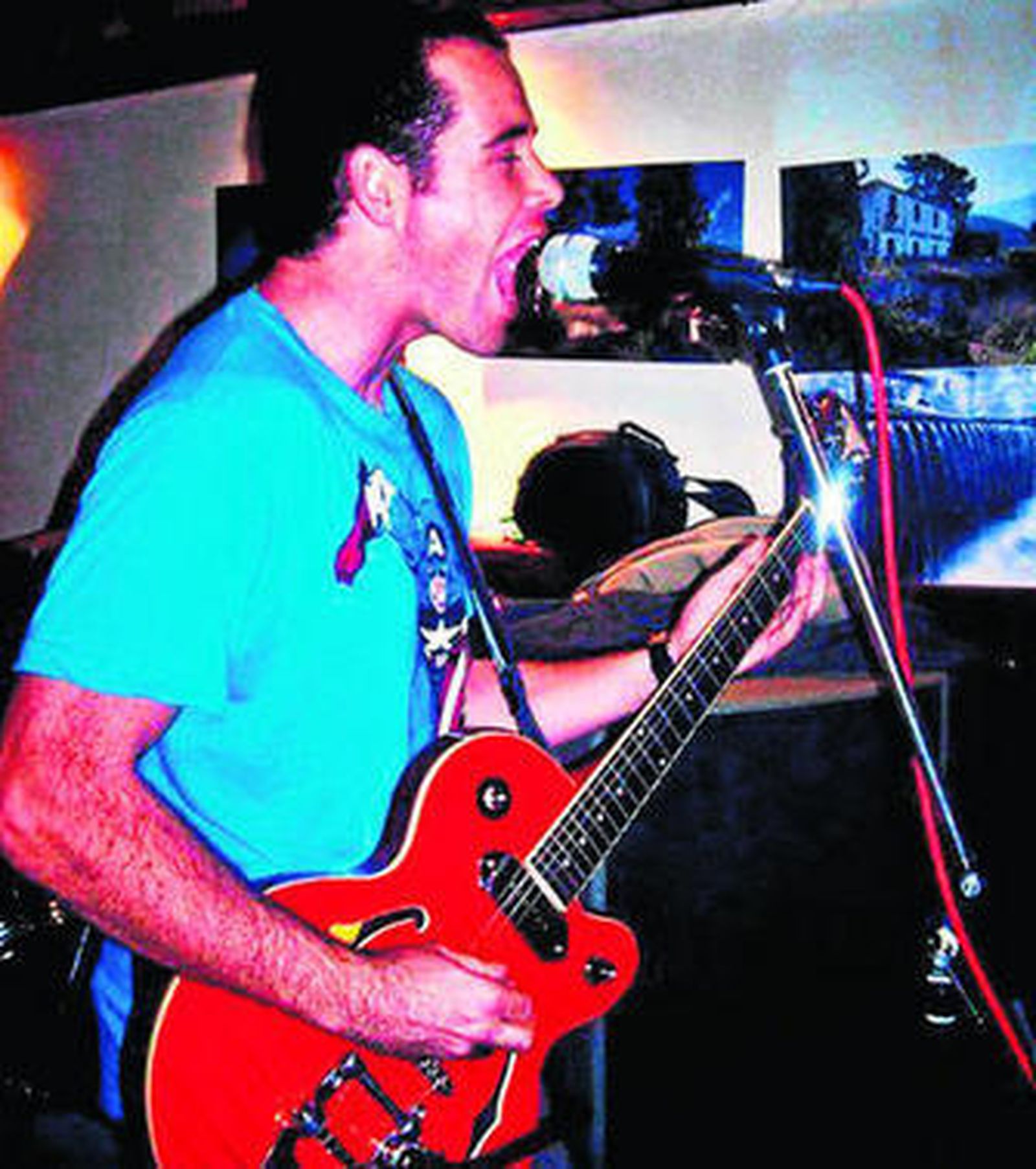 Jose Sáez, voz del grupo The Gallardos.