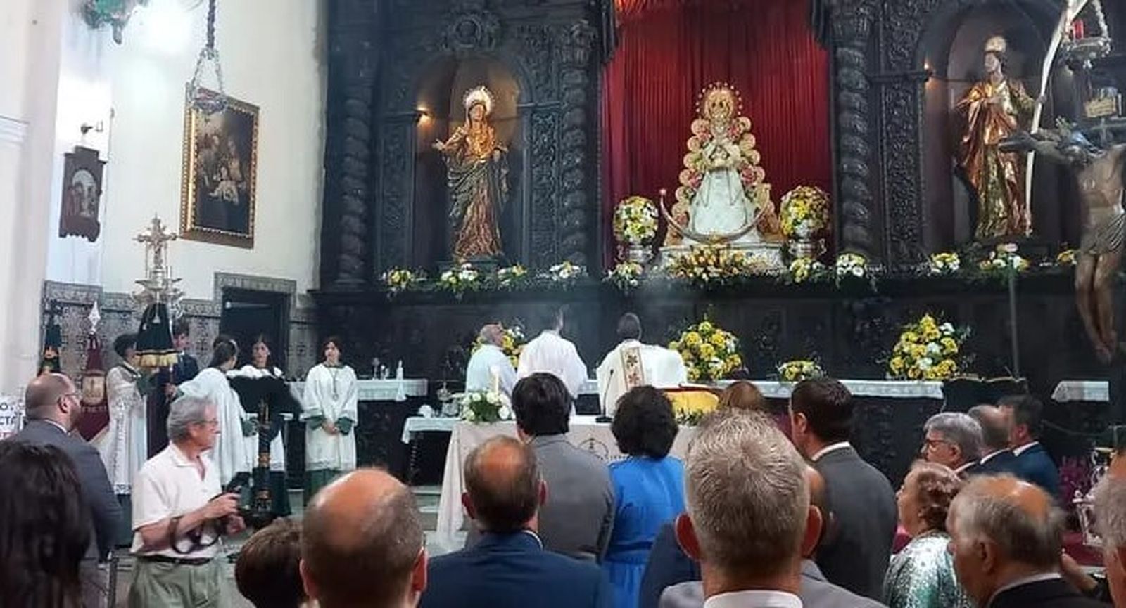 Un momento de la función principal de la hermandad del Rocío.