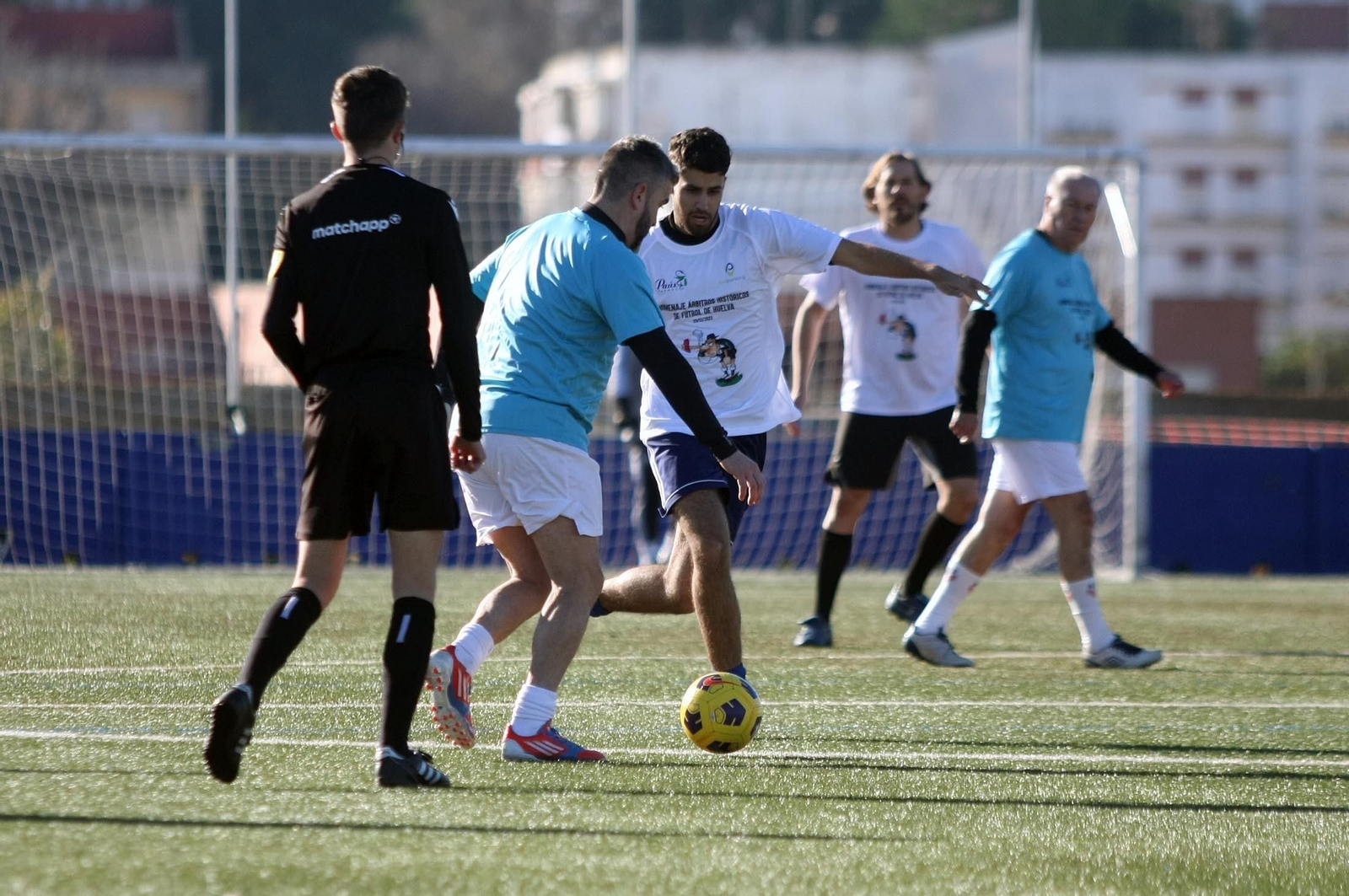 Imágenes del partido homenaje a los árbitros históricos de fútbol de Huelva