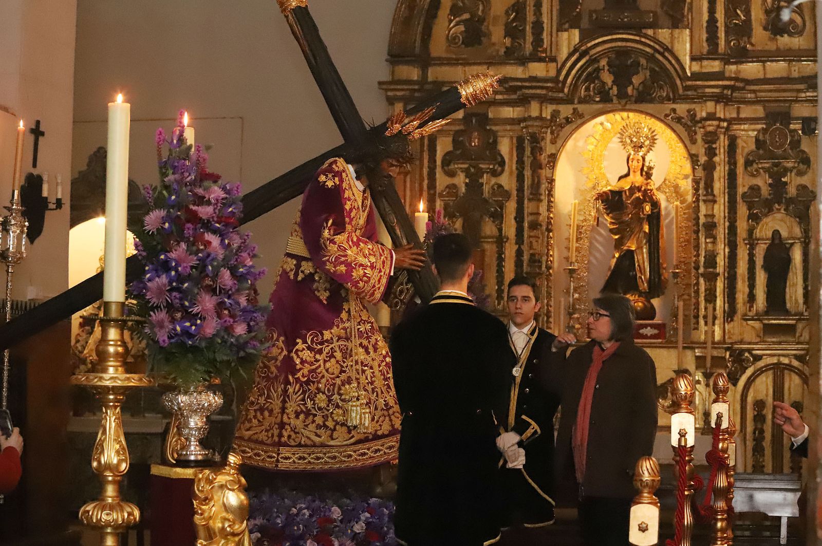 Imágenes de la bendición la la nueva túnica del Señor de Pasión y posterior besamanos