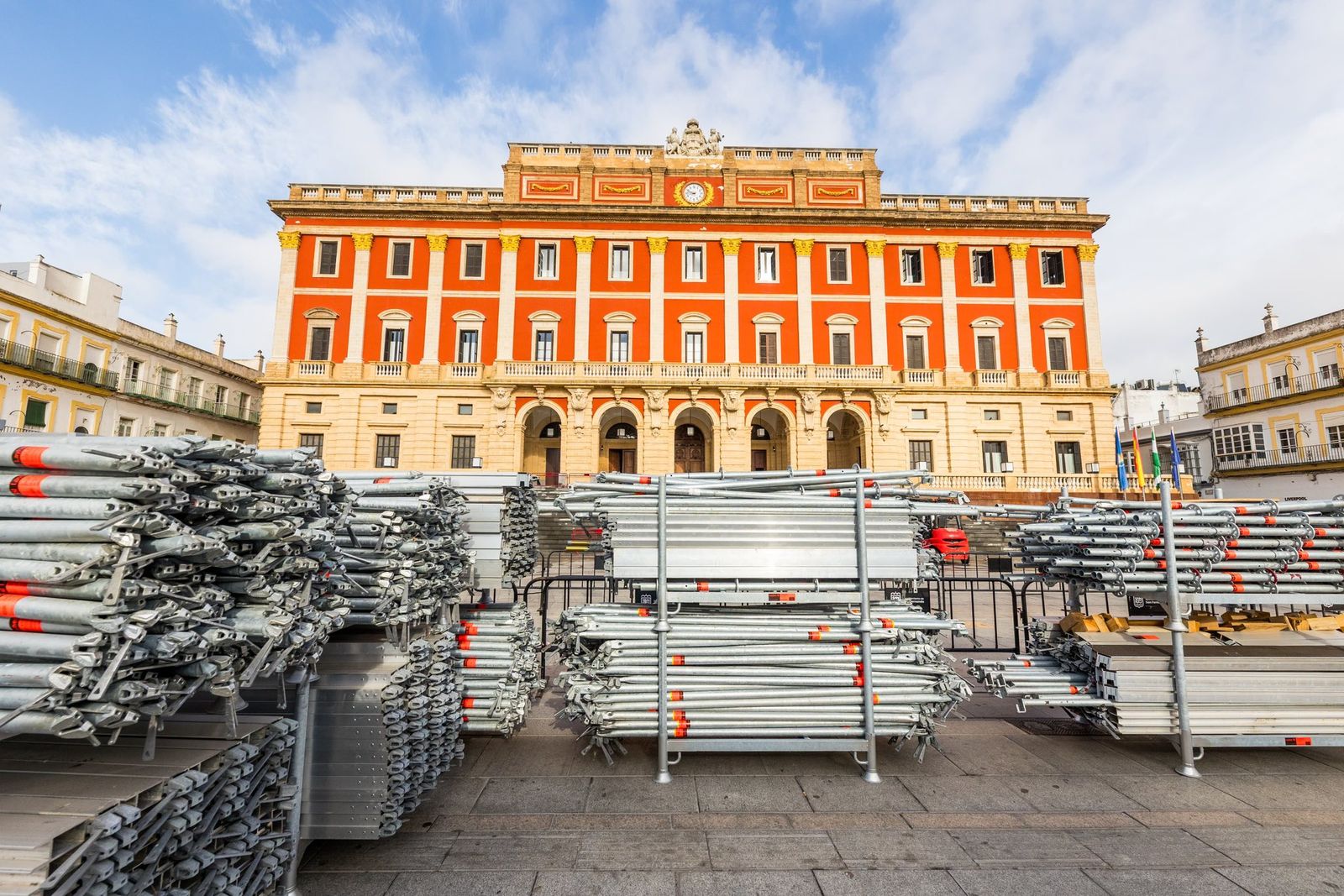 Montaje de la Carrera Oficial de la Semana Santa de San Fernando en la plaza del Rey