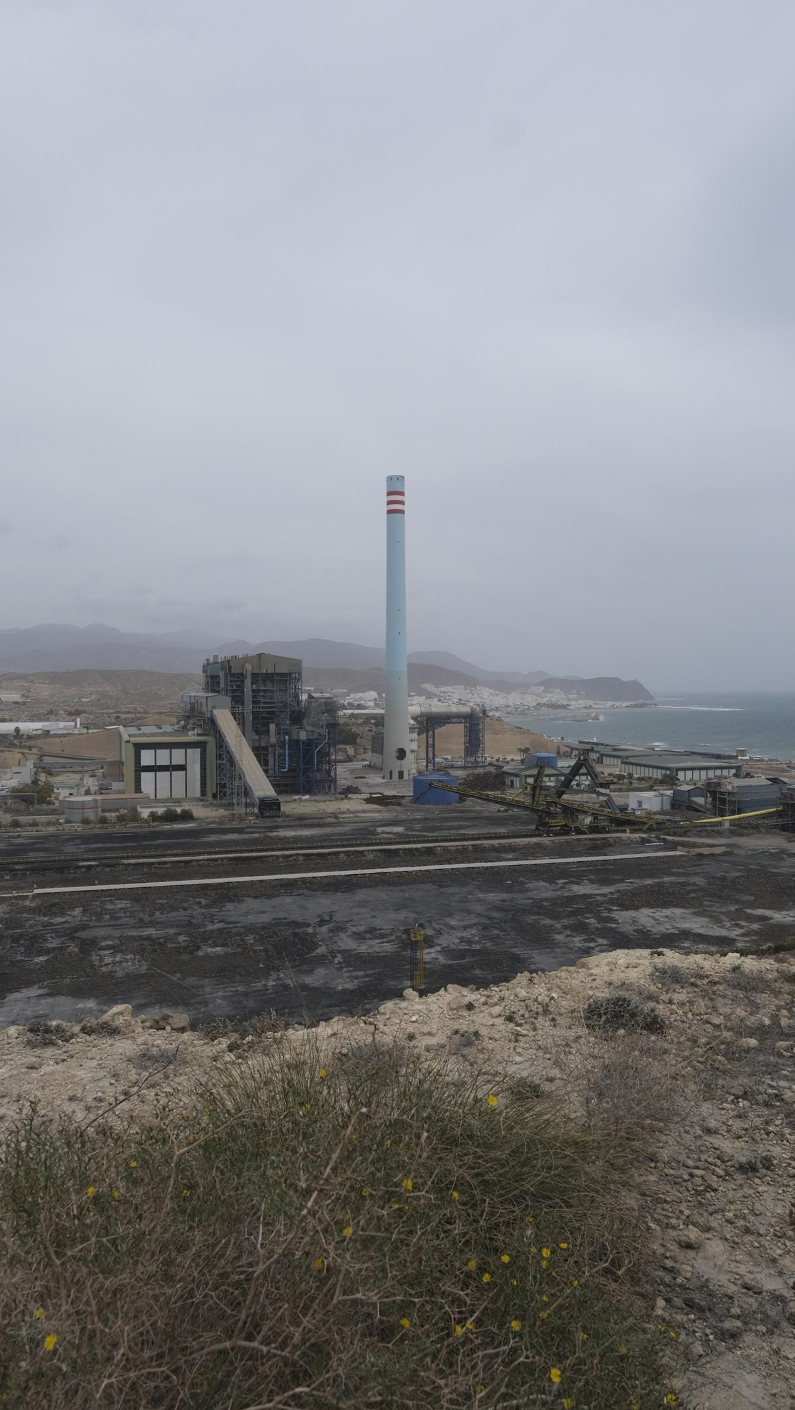 El derribo de la Torre Litoral de Endesa en Carboneras, en imágenes