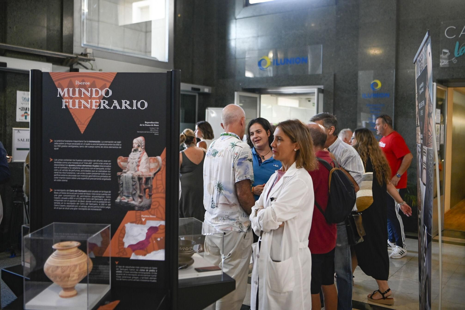 Inauguración de la exposición 'El Museo se va de viaje' en el hospital Virgen de las Nieves
