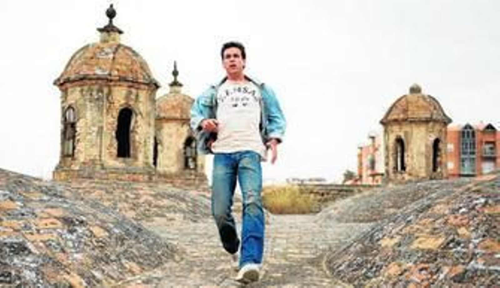 1. Mario Casas, sobre los tejados de la Real Fábrica de Artillería en 'Grupo 7'. 2. Escena de 'Currito de la Cruz', dirigida por Luis Lucía y producida, como en la versión de 1934, por Cifesa. 3. Un fotograma de 'El mundo es nuestro', de Alfonso Sánchez.  4. Eduardo Noriega y Natalia Verbeke en 'Nadie conoce a nadie'. 5. 'La Guerra de las Galaxias 2: El ataque de los clones', rodada en parte en la Plaza de España. 6. Rita Hayworth encarnó a Doña Sol en 'Sangre y arena', de Rouben Mamoulian.