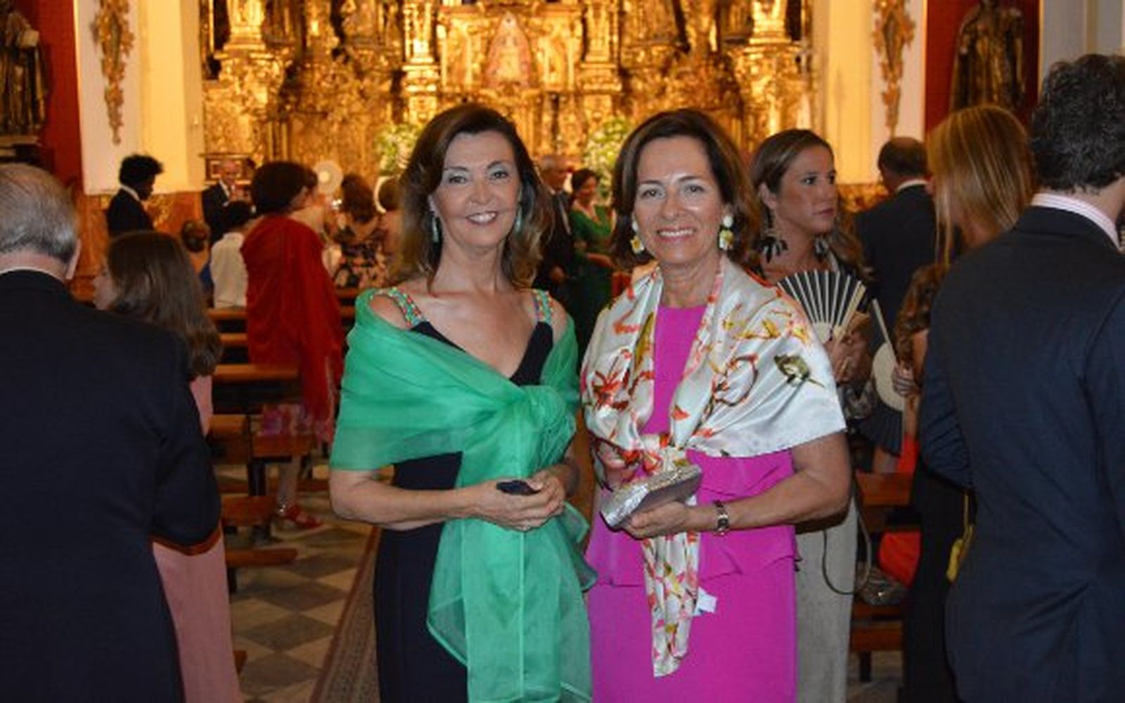 Maeña Larrañaga con su cuñada, Nuna Zapater, a la salida de la iglesia.

Foto: Ignacio Casas de Ciria