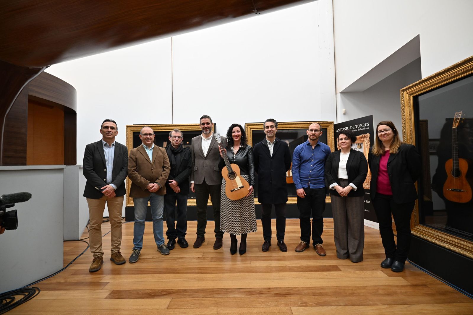 María del Mar Vázquez y Juan José Alonso con la guitarra de Torres.