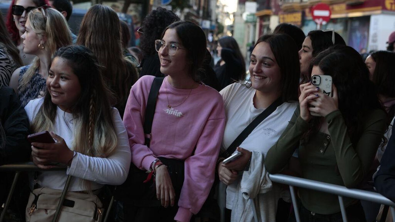 Público adolescente apostado en la puerta del Hotel Colón para ver llegar a los famosos.