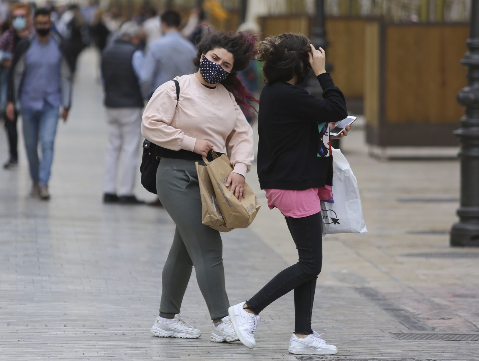 Viento, olas y surfistas para iniciar el fin de semana