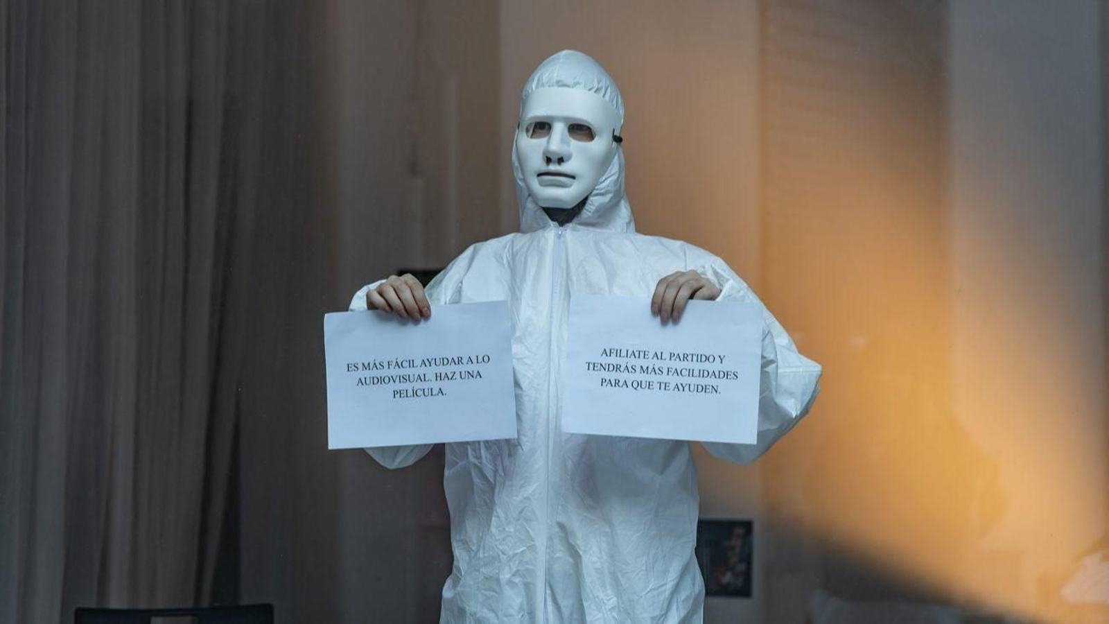 Manuel Sutil, director de Lolitario Teatro, utilizó el escaparate durante 24 horas para denunciar la situación de los autónomos de la cultura en Jaén.