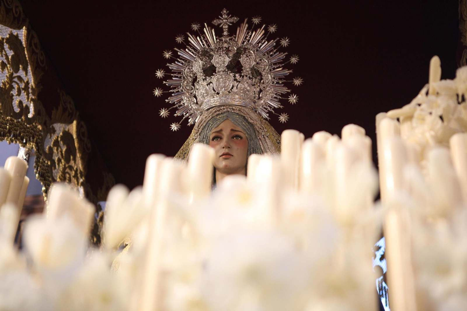 Detalle del rostro de Nuestra Madre de Dios y del Rosario, anoche durante su desfile procesional en Tarifa.