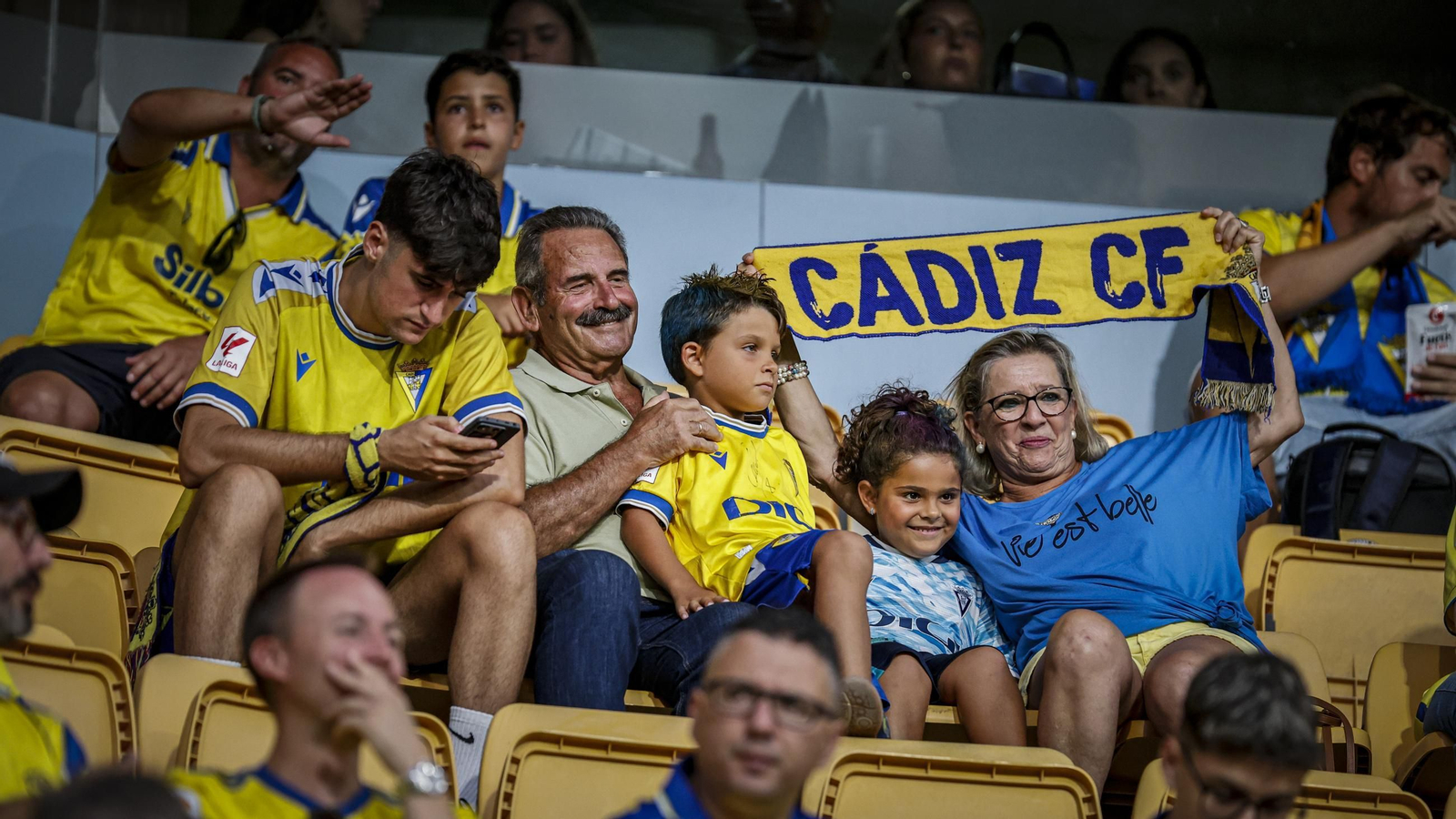 Búscate entre las fotos del partido de fútbol entre Cádiz CF y Real Zaragoza